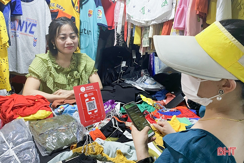 Đi “chợ 4.0 - thanh toán không dùng tiền mặt” đầu tiên tại Hà Tĩnh