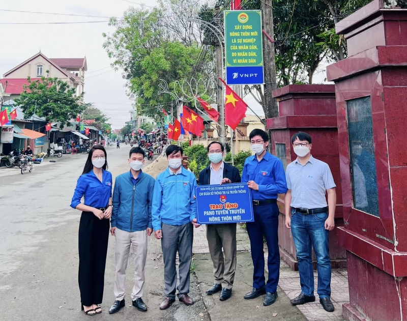 Chi đoàn Sở trao tặng 40 pano tuyên truyền nông thôn mới cho xã Xuân Hội - Nghi Xuân trị giá 20 triệu đồng