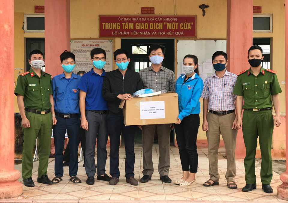 Đoàn Thanh niên Sở Thông tin và Truyền thông tặng khẩu trang, đồ bảo hộ cho xã Cẩm Nhượng, Cẩm Quang huyện (Cẩm Xuyên)